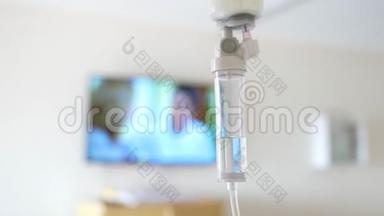 医院模糊豪华vip房背景下患者和输液泵生理盐水点滴特写。